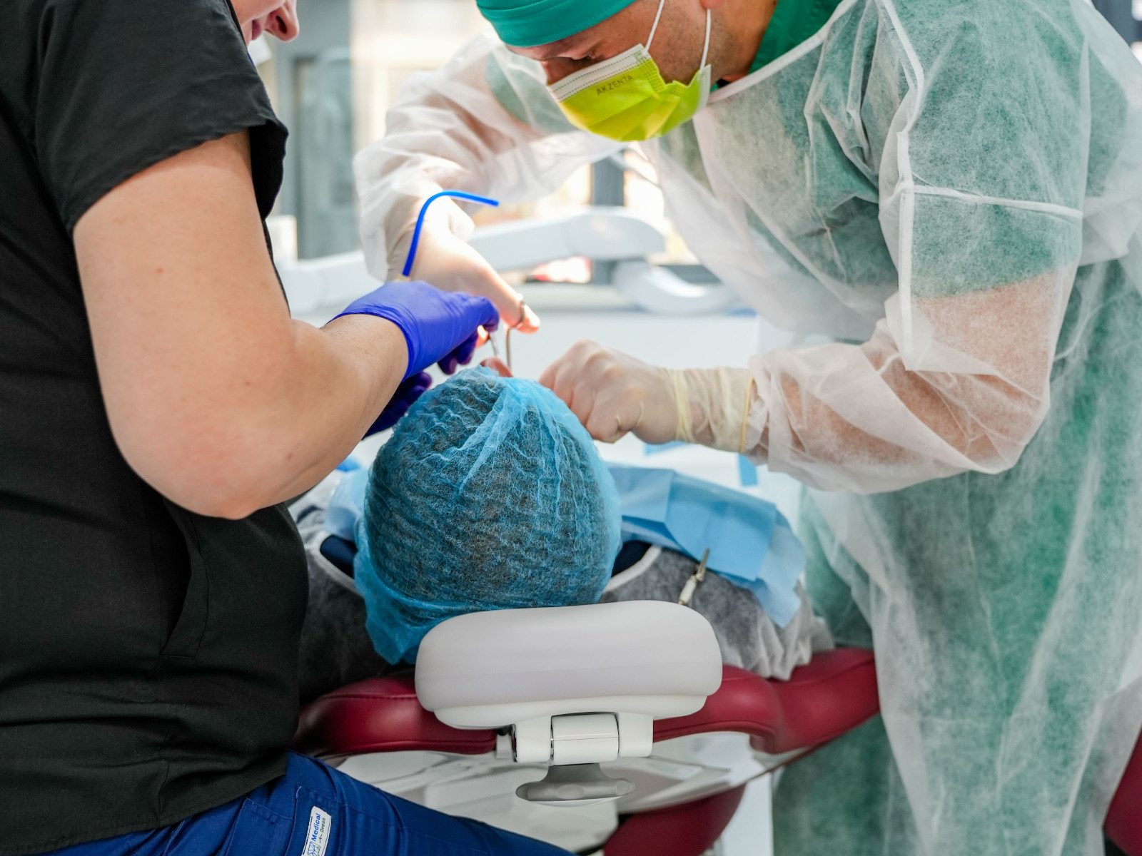 Procedură dentară în curs