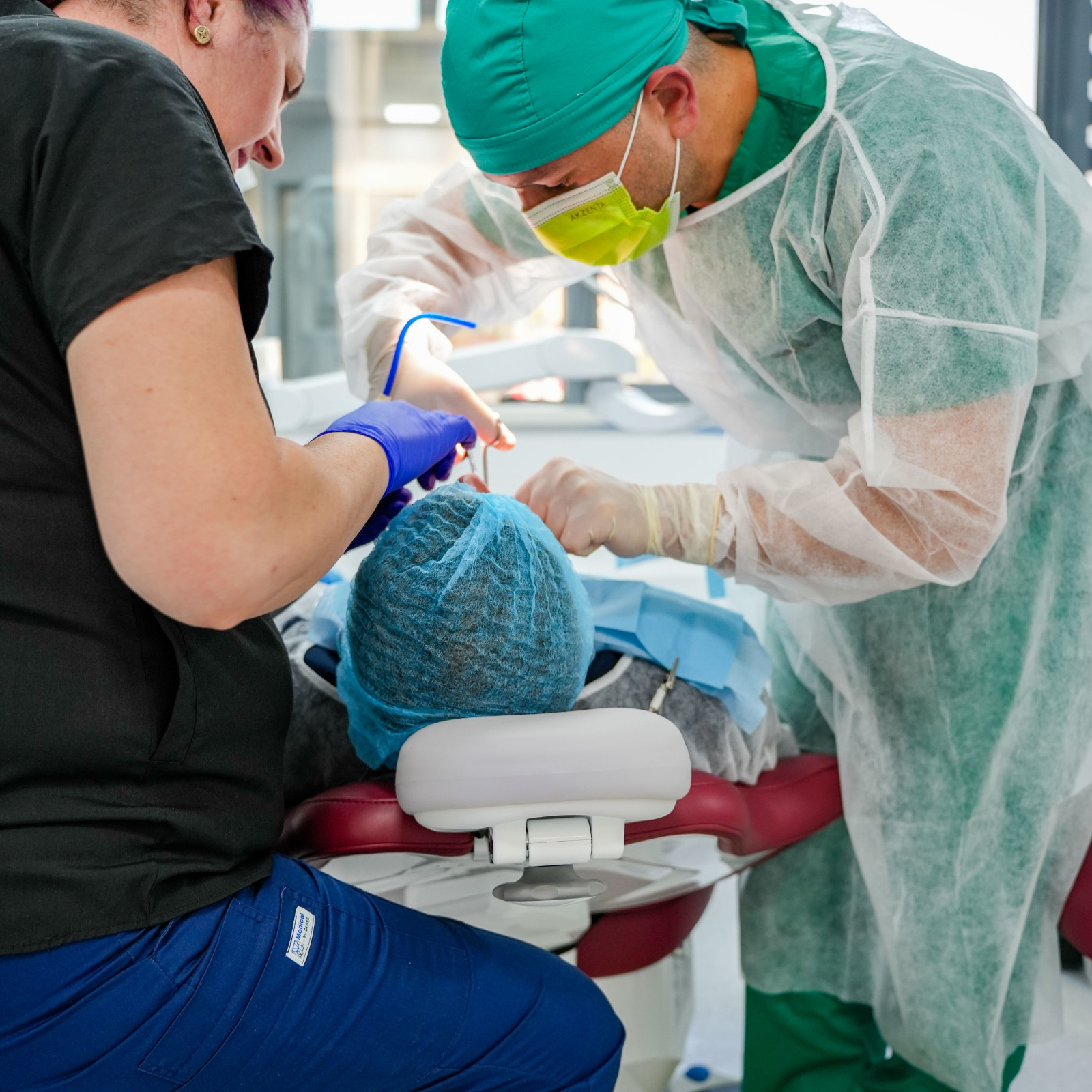 Dr. Cosimo - Medic specialist în implantologie dentară